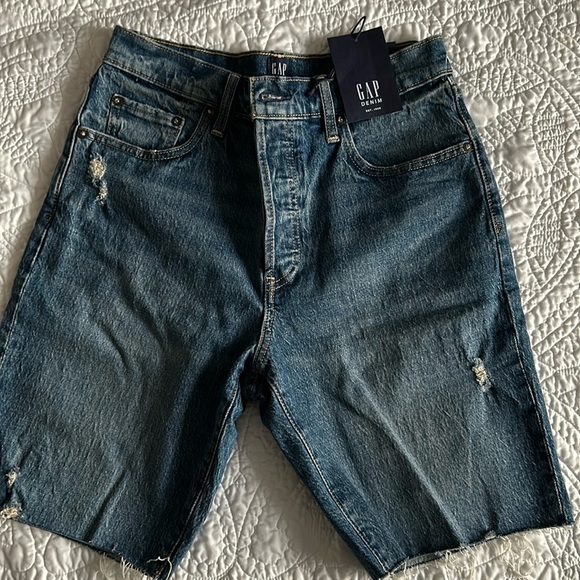 Brand new Gap High Rise Bermuda Shorts. - Picture 1 of 2